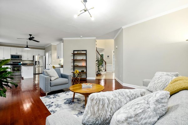 What are the essential elements of a cozy British cottage style?